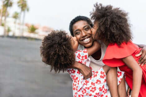 Une mère avec ses jumelles.