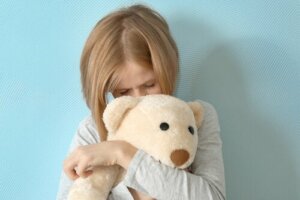 Mutisme sélectif : symptômes et traitement