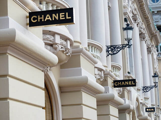 Des panneaux Chanel. 
