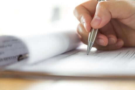 Une personne qui prend des notes. 