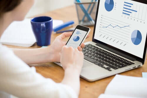 Une personne qui fait des statistiques.