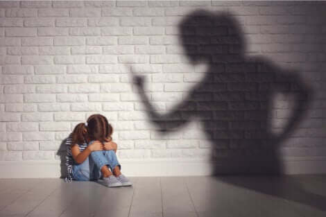 Petite fille qui a peur d'une punition.