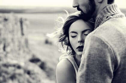 Photo en noir et blanc d'un couple enlacé.