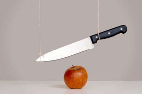 Un couteau et une pomme.