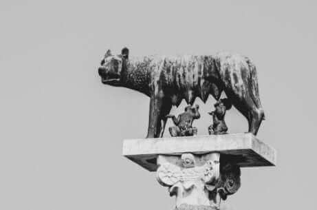 Statue d'une louve romaine.