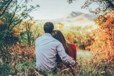 Un couple enlacé.