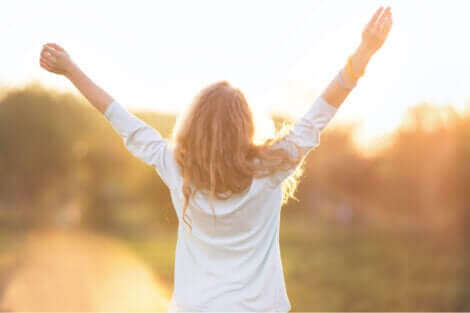 Une femme qui se sent libre.