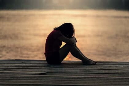 Une femme triste en bord de mer. 