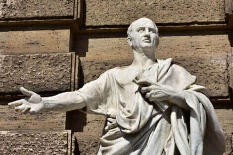 Une statue de Cicéron.