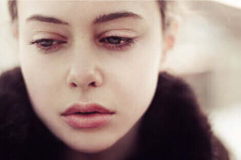 Zoom sur le visage d'une femme triste. 
