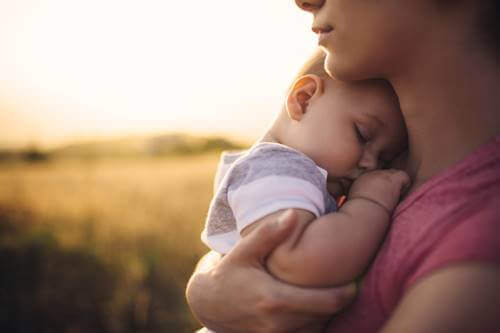 Une mère et son bébé.