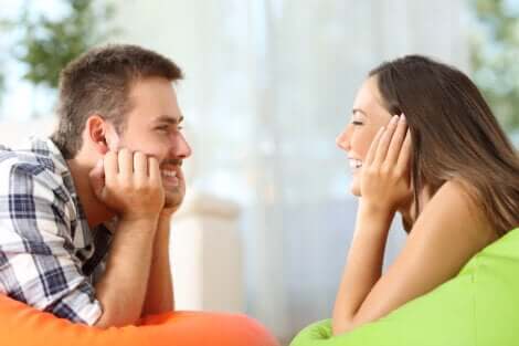 Couple qui se sourit.