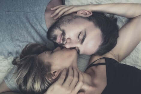 Tendresse au sein d'un couple. 