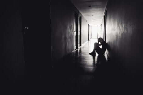 Enfant assis dans un couloir.
