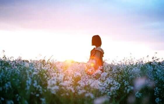 Une femme dans un champ.