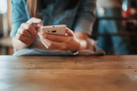 Une femme qui regarde son téléphone portable.