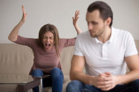 Une femme qui crie sur son partenaire. 