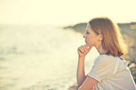 Une femme face à la mer. 