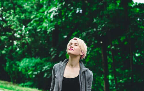 Une femme qui médite debout.