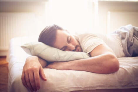 Un homme qui dort profondément. 