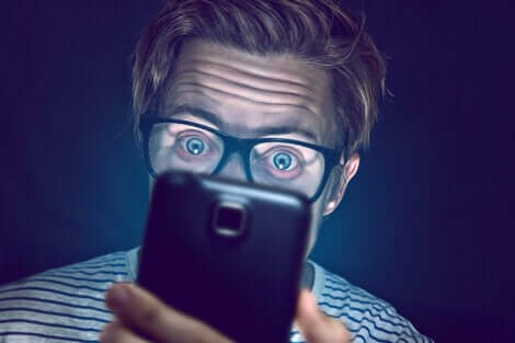 Homme qui regarde son téléphone.