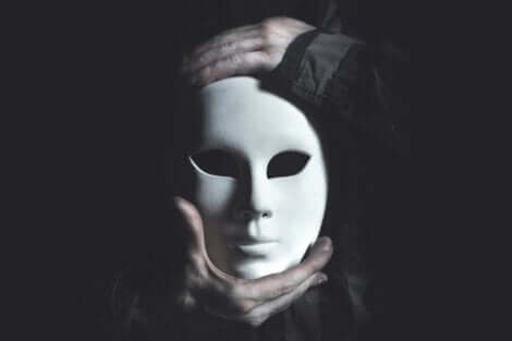 Homme masqué.