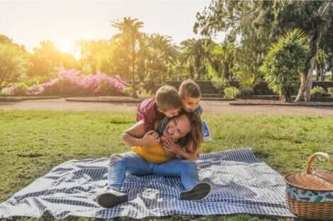 Une mère avec ses enfants.