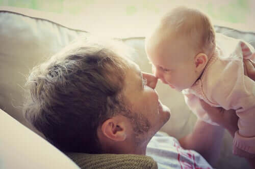 Un père et son bébé.