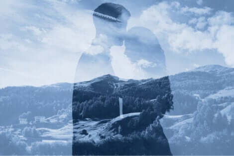 Un couple de profil dans les nuages. 