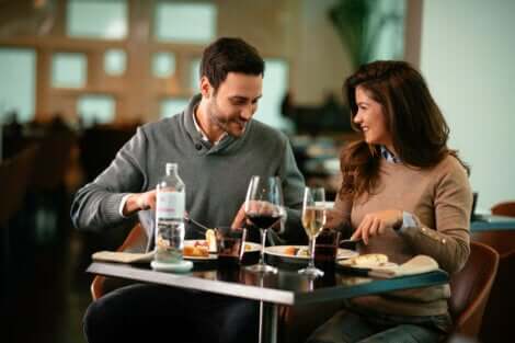 Couple qui partage un repas.