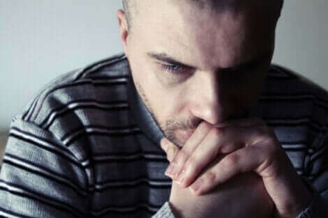 Un homme inquiet. 