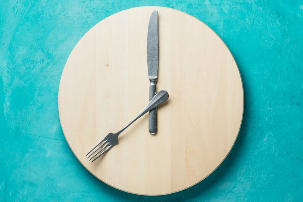Une assiette qui représente une horloge.