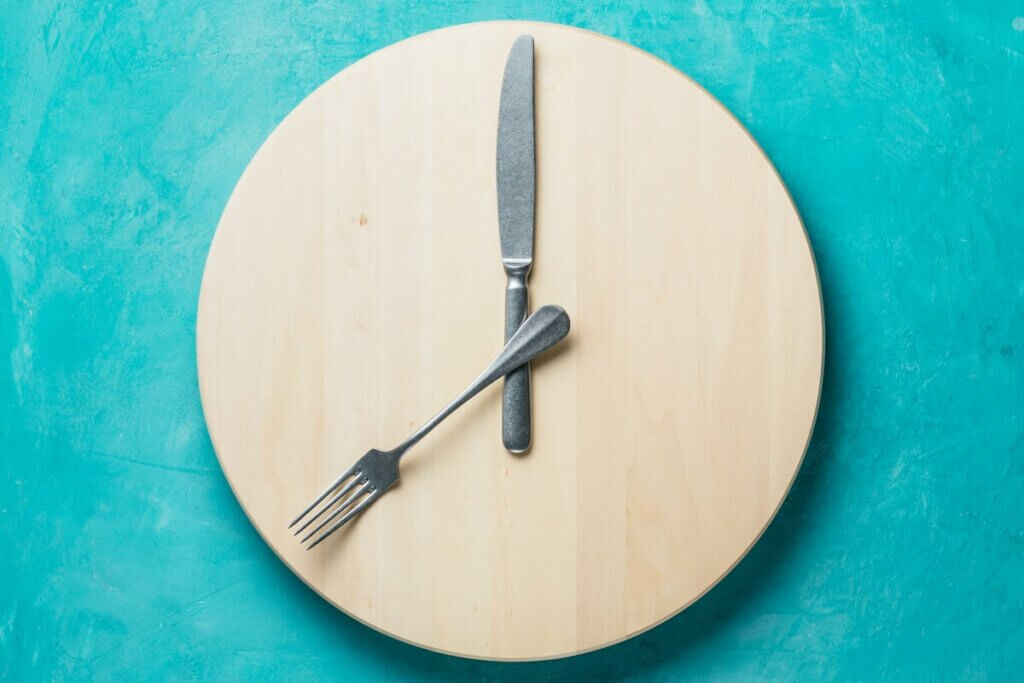 Une assiette qui représente une horloge. 