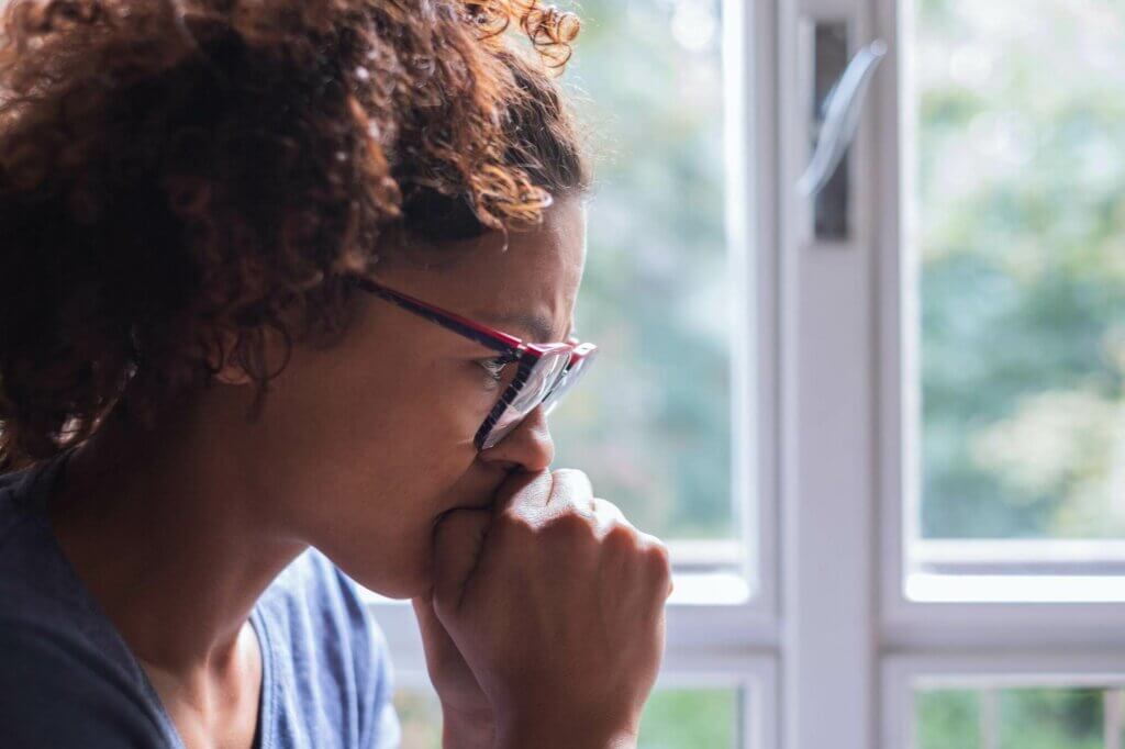 Une femme pensive.