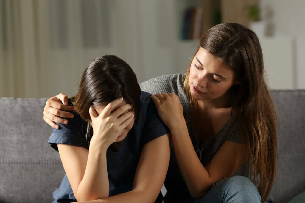 Une femme qui console une amie. 