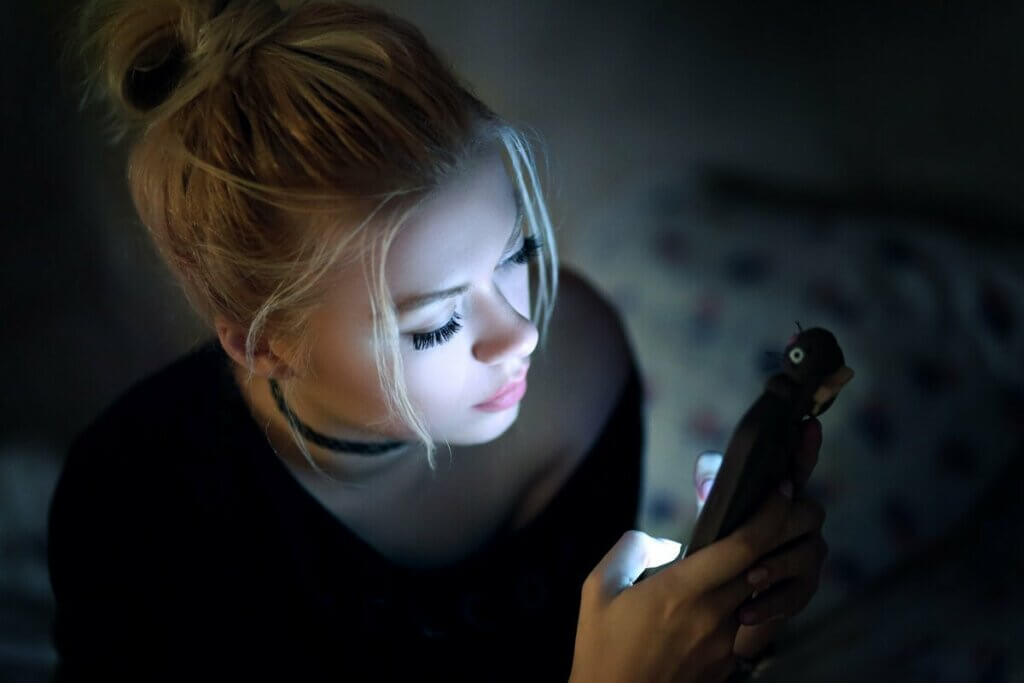 Une femme sur son téléphone. 
