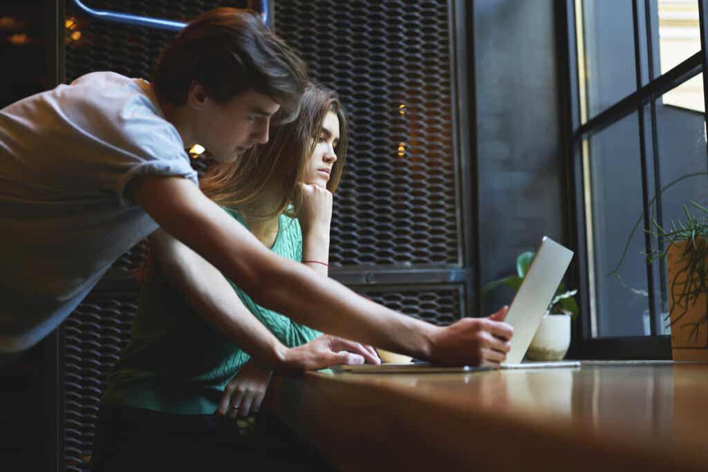 Adolescents en ligne.