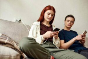 S'il contrôle votre smartphone, il vous contrôle : comment éviter le cybercontrôle ?