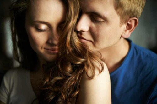 Un couple enlacé. 