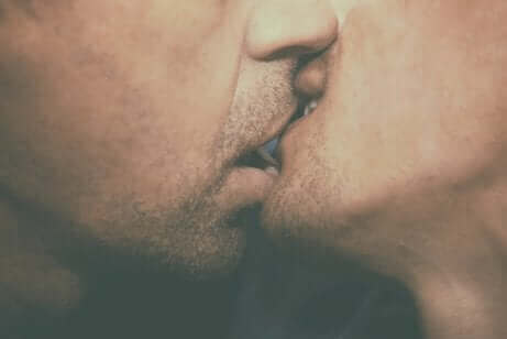 Deux hommes qui s'embrassent. 