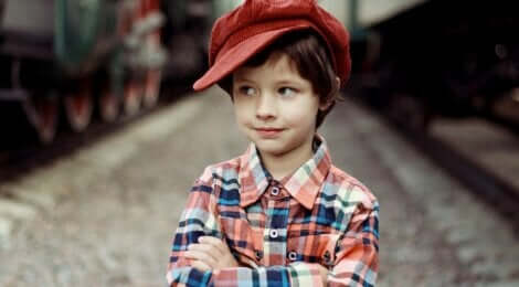 Un jeune garçon avec un béret rouge. 