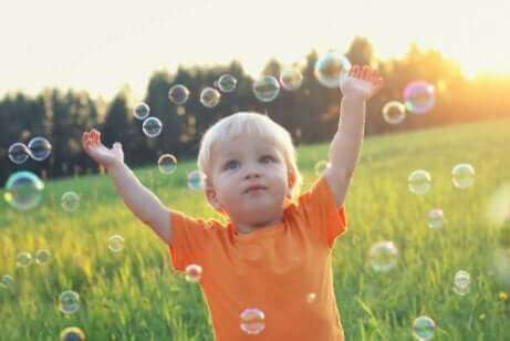 Enfant qui joue avec des bulles. 