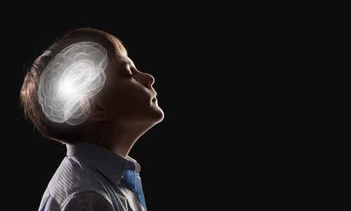 Un enfant, avec le cerveau en lumière, qui ferme les yeux.