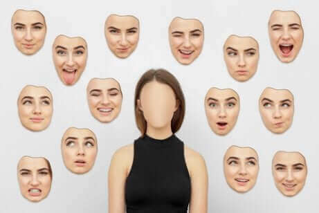 Une femme et des masques.