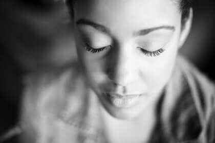 Une femme les yeux fermés. 