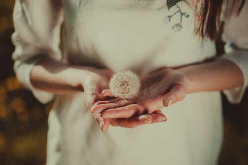 Une femme avec les mains tendues.