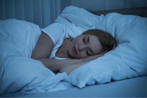 Une femme qui dort.