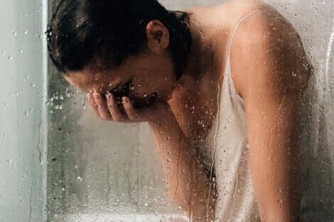Femme qui pleure dans la douche.