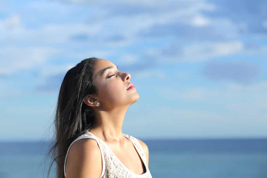 Femme qui respire l'air frais. 
