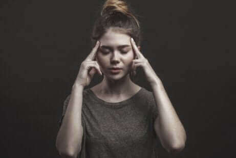 Une femme qui pense les yeux fermés. 